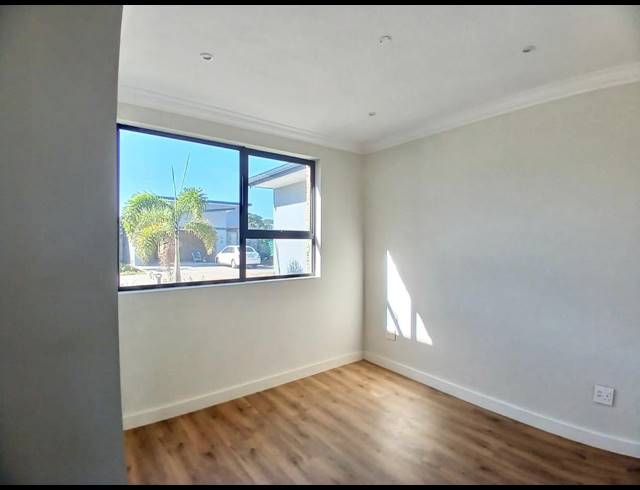 2 BEDROOM TOWNHOUSE FOR SALE IN SALT ROCK